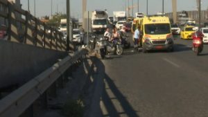 Τροχαίο στον Κηφισό: ΙΧ σταμάτησε απότομα στη δεξιά λωρίδα κι έπεσαν πάνω του 2 μηχανάκια – 4 τραυματίες (βίντεο)