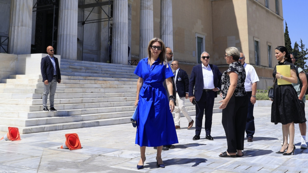 Μαρία Καρυστιανού: Κατέθεσε στη Βουλή 1,3 εκατ. υπογραφές για την κατάργηση της ασυλίας πολιτικών
