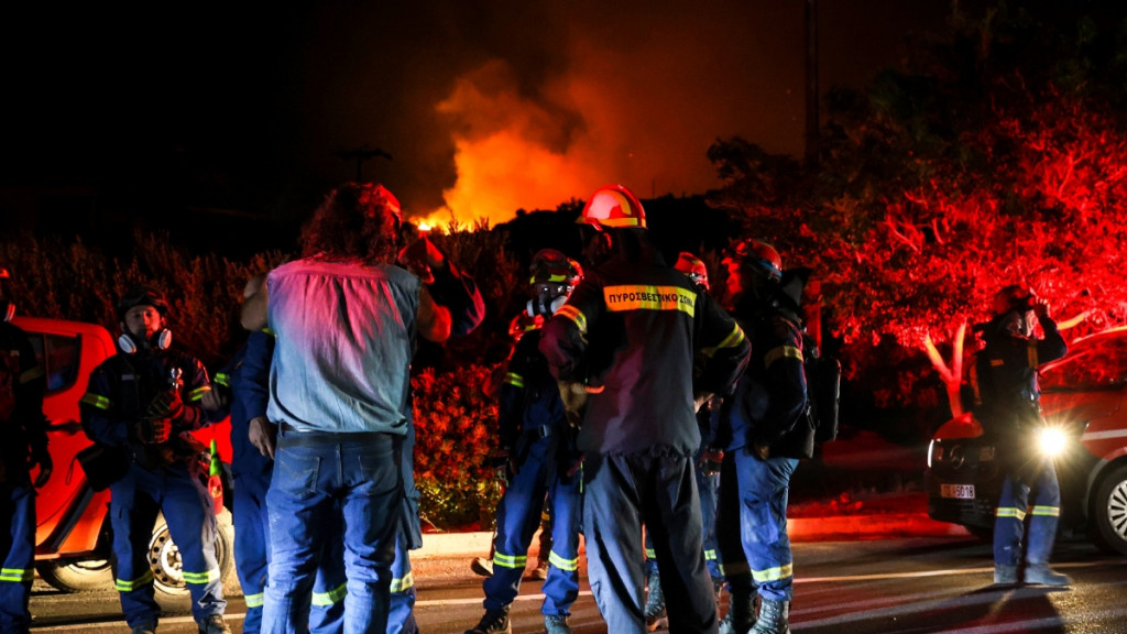 Ιεράπετρα: Εκτός ελέγχου η μεγάλη φωτιά, καίει σε 3 μέτωπα – “Τραγική η κατάσταση, κάηκαν σπίτια” – Εκκενώθηκαν οικισμοί (βίντεο)