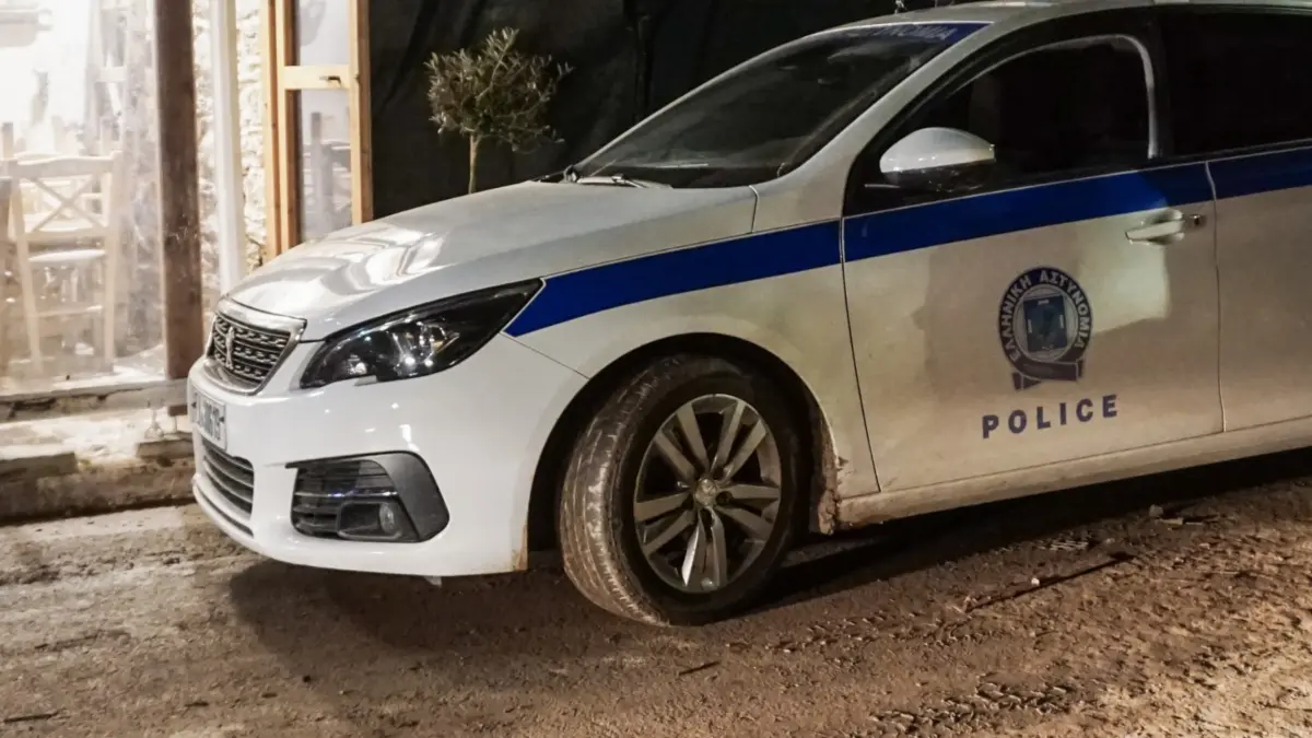 Σοβαρό τροχαίο στον Πειραιά: ΙΧ συγκρούστηκε με κολώνα