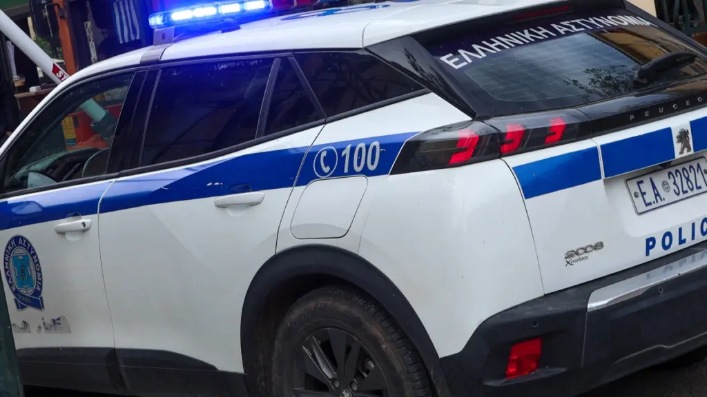 Μοσχάτο: Συνελήφθη 33χρονος που είχε στο όχημα του πιστόλι, μαχαίρι αλλά και χειροβομβίδα ρέπλικα (Φωτογραφία)