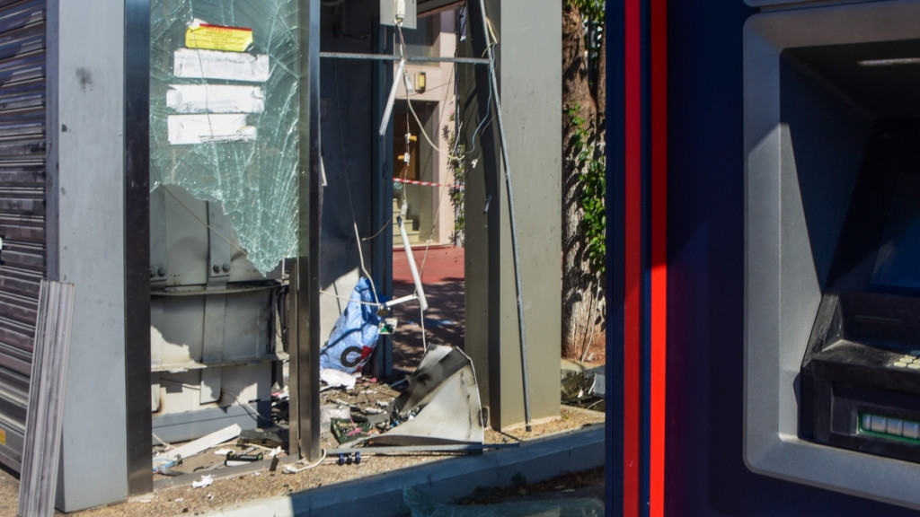 Αργολίδα: Τρεις κουκουλοφόροι ανατίναξαν ΑΤΜ – Πυροβόλησαν αστυνομικούς για να ξεφύγουν