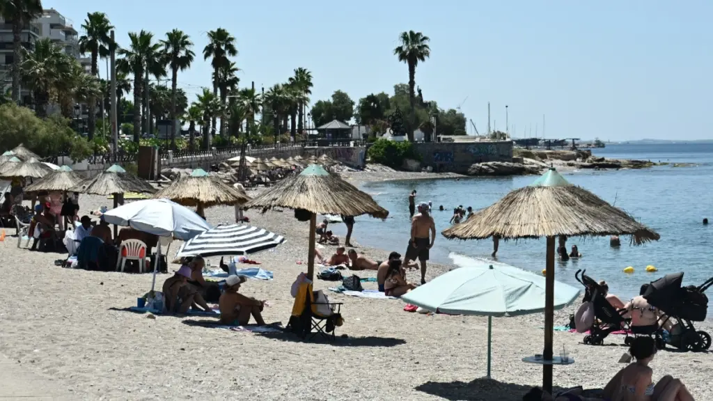 Καιρός σήμερα: Ζέστη και άνεμοι έως 8 μποφόρ στο Αιγαίο – Πού θα φτάσει ο υδράργυρος
