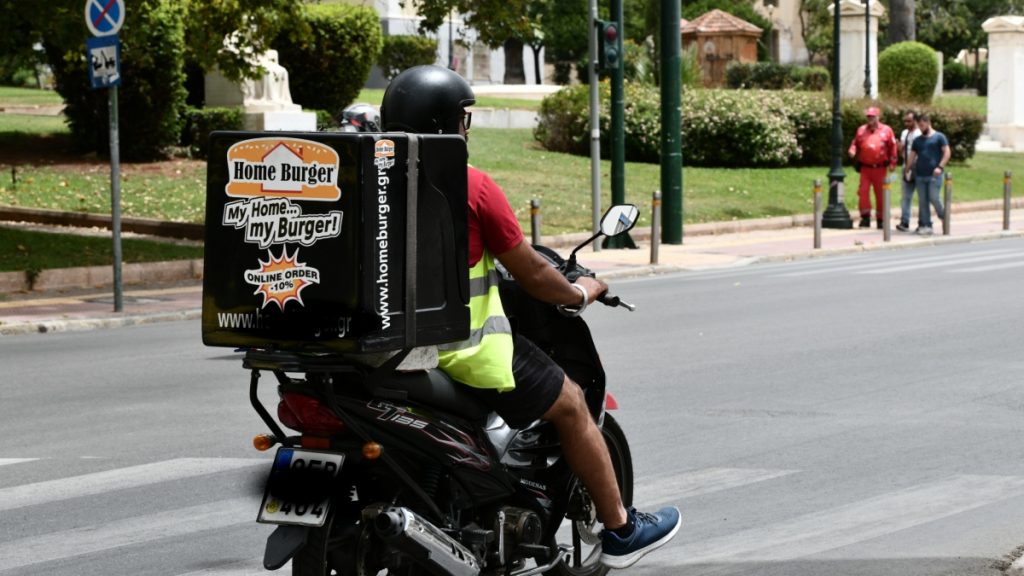 Καύσωνας: Σταματά το delivery το μεσημέρι – Δείτε σε ποιες περιοχές και ποιες ώρες