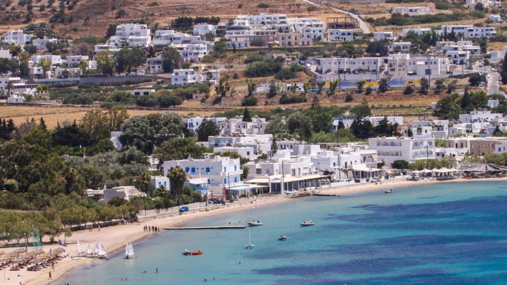 Σοκ στην Πάρο: 23χρονος βρέθηκε μαχαιρωμένος στο δωμάτιό του – Τι “βλέπει” η ΕΛΑΣ πίσω από τον θάνατό του