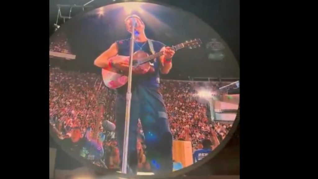 Coldplay: Η… προειδοποίηση στο κοινό μετά τον σάλο με τον παράνομο δεσμό του CEO – “Θα σας πάρει η κάμερα” (βίντεο)