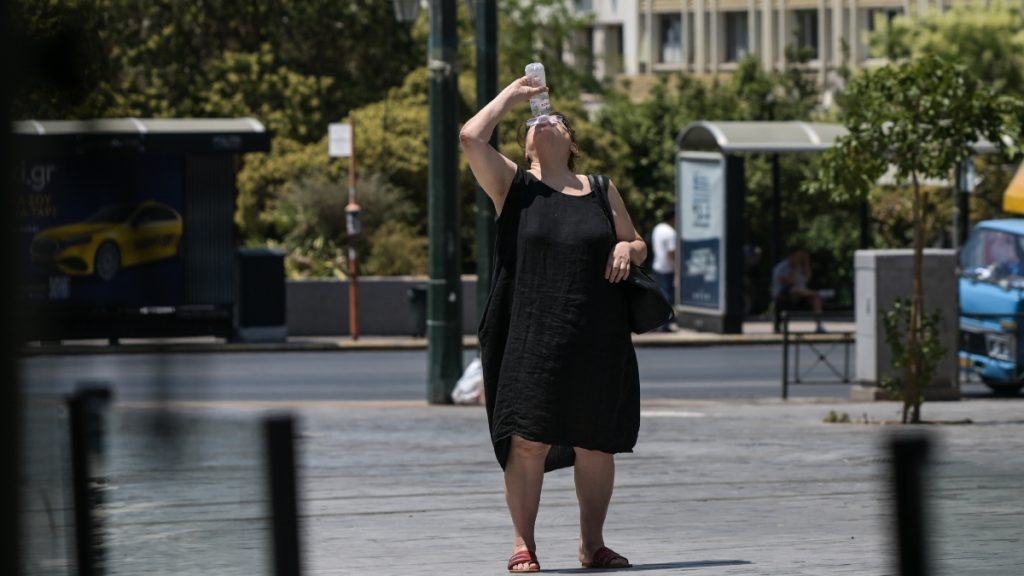 Ο καύσωνας “ψήνει” τη χώρα: Στους 43 βαθμούς από σήμερα η θερμοκρασία – Ποιες περιοχές θα “λιώσουν”