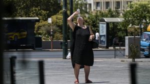Ο καύσωνας “ψήνει” τη χώρα: Στους 43 βαθμούς από σήμερα η θερμοκρασία – Ποιες περιοχές θα “λιώσουν”