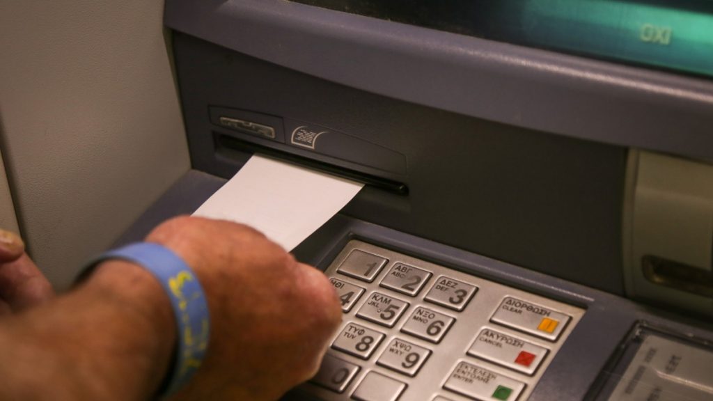 Τι αλλάζει στις τραπεζικές χρεώσεις, ποιες “κόβονται” – Πόσο επωφελούνται οι καταθέτες