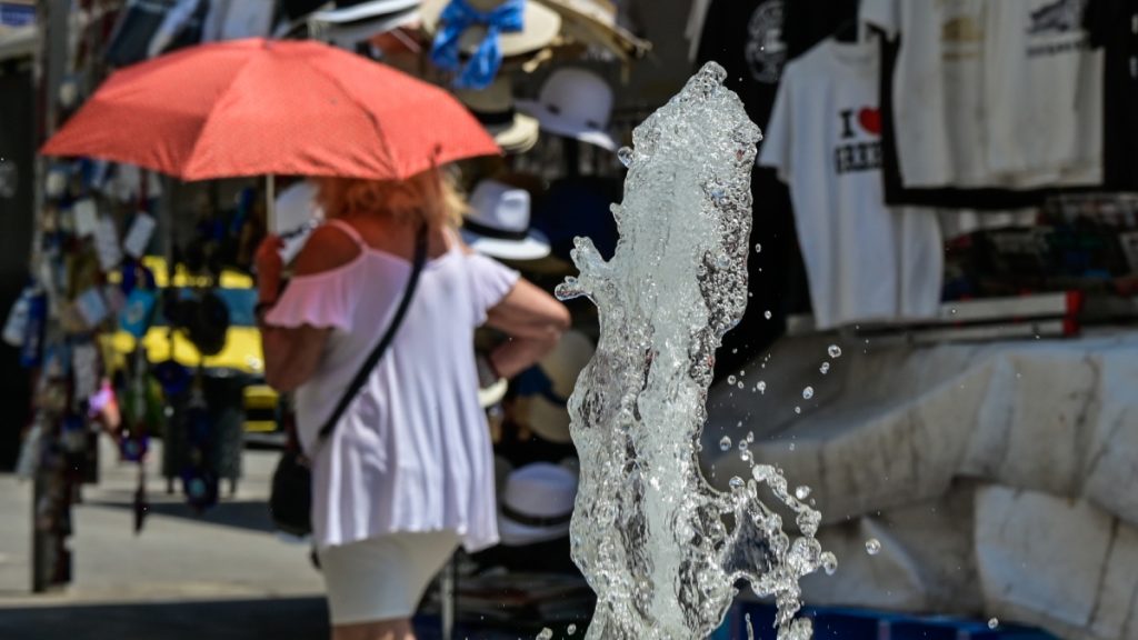 Στο έλεος του καύσωνα η χώρα με 43άρια, χωρίς “ανάσα” τα αστικά κέντρα – Τα δύσκολα είναι μπροστά