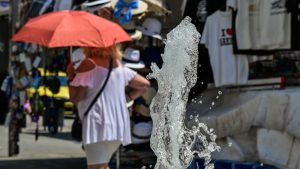 Στο έλεος του καύσωνα η χώρα με 43άρια, χωρίς “ανάσα” τα αστικά κέντρα – Τα δύσκολα είναι μπροστά
