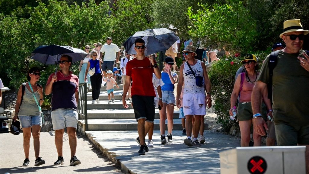 Αφόρητος και σήμερα ο καύσωνας, “κολλημένα” πάνω από τους 40 βαθμούς τα θερμόμετρα – Πού αναμένονται 43άρια