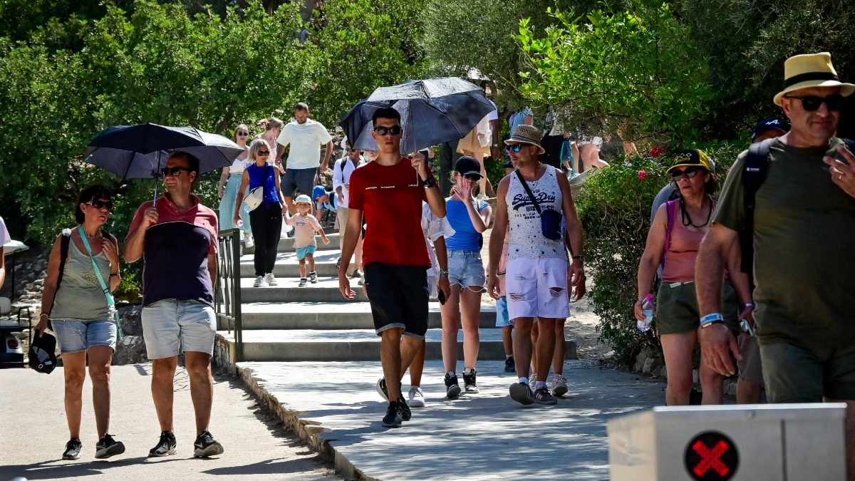 Αφόρητος και σήμερα ο καύσωνας, “κολλημένα” πάνω από τους 40 βαθμούς τα θερμόμετρα – Πού αναμένονται 43άρια