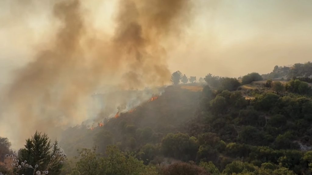 Μαίνεται η μάχη με τη φωτιά στη Λεμεσό: 2 νεκροί, έγιναν στάχτη 100 τετραγωνικά χλμ. και δεκάδες σπίτια – Υποψίες για εμπρησμό (βίντεο)