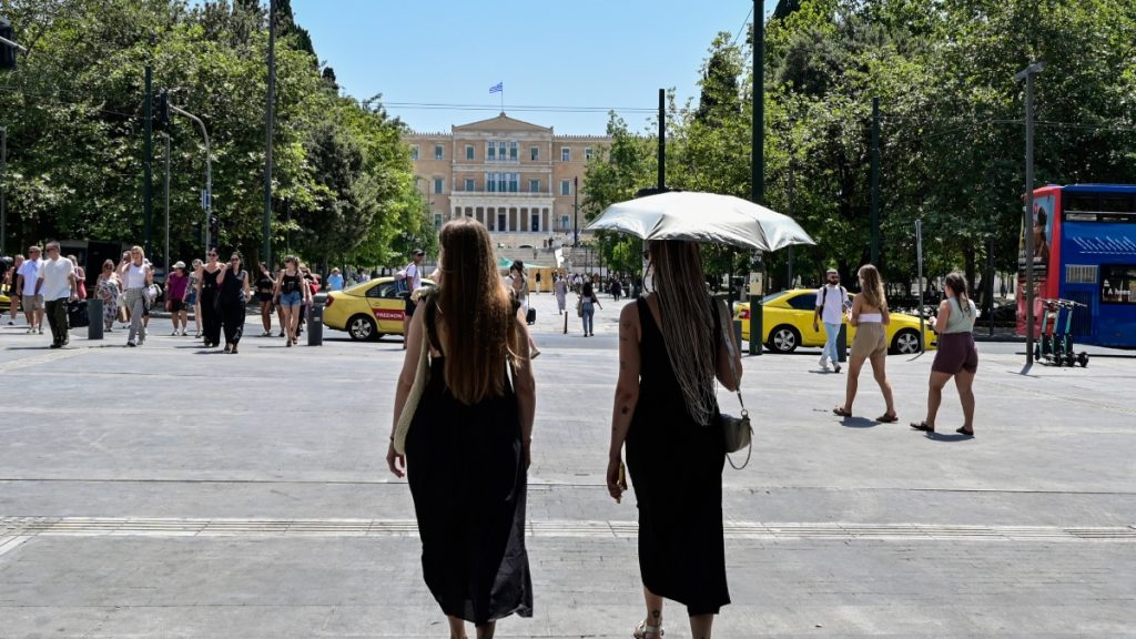 Καύσωνας: Στο “κόκκινο” η χώρα με 44άρια και ισχυρούς ανέμους – Ακραία θερμική επιβάρυνση και κίνδυνος πυρκαγιών (χάρτες)