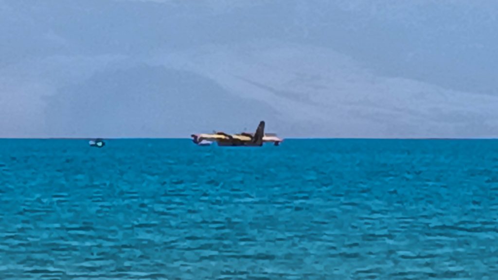 Κορινθιακός: Νέες εικόνες από το Canadair που έκανε προσθαλάσσωση λόγω βλάβης – Βίντεο με τη ρυμούλκηση του αεροσκάφους