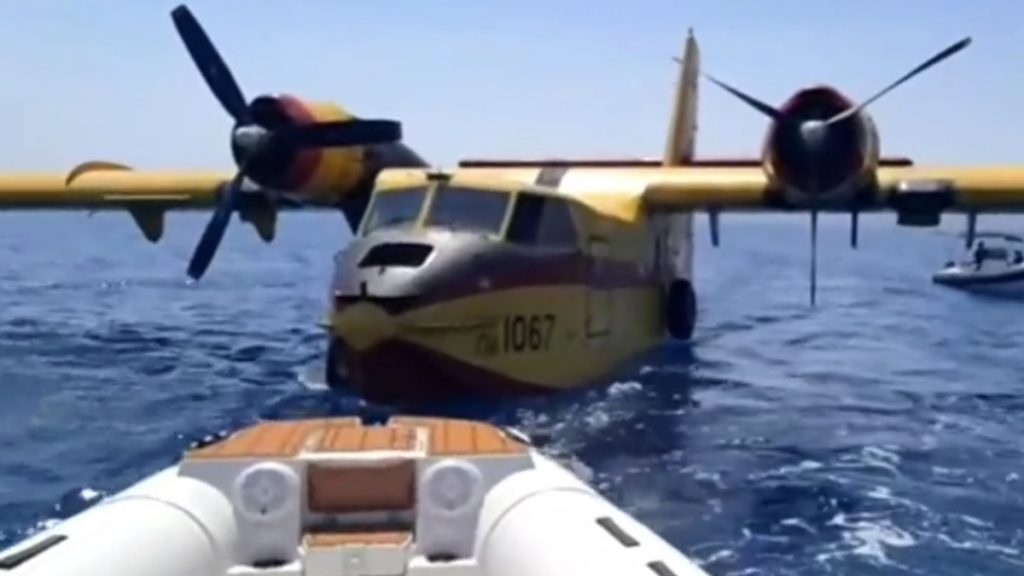 Κορινθιακός: Νέες εικόνες από το Canadair που έκανε προσθαλάσσωση λόγω βλάβης – Βίντεο με τη ρυμούλκηση του αεροσκάφους