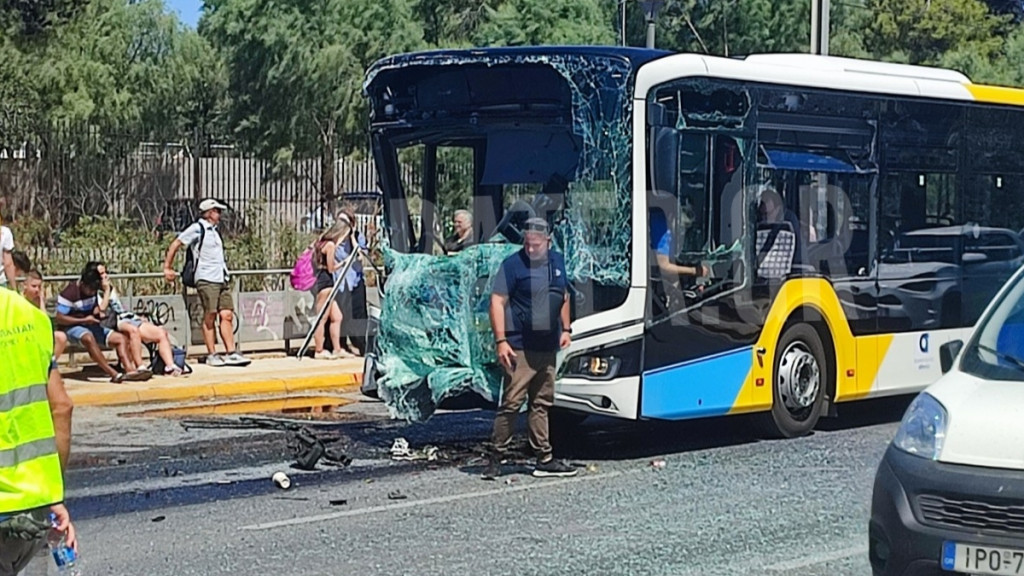 Σοβαρό τροχαίο στη Βούλα: Συγκρούστηκαν δύο λεωφορεία – Τουλάχιστον 11 τραυματίες, οι 2 σοβαρά (Φωτογραφίες)