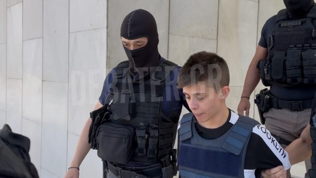 Ειρήνη Μουρτζούκου: Στον Κορυδαλλό με “παγωμένο” βλέμμα και σκυμμένο κεφάλι – Σε διπλανά κελιά με Πισπιρίγκου και μητέρα Άγγελου (βίντεο)