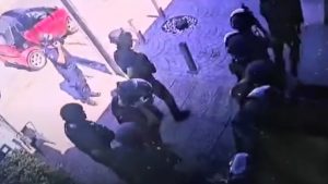 Μενίδι: Νέα βίντεο από την έφοδο των αστυνομικών και τη σύλληψη των ληστών – Πώς τους εγκλώβισε η ιδιοκτήτρια του καταστήματος
