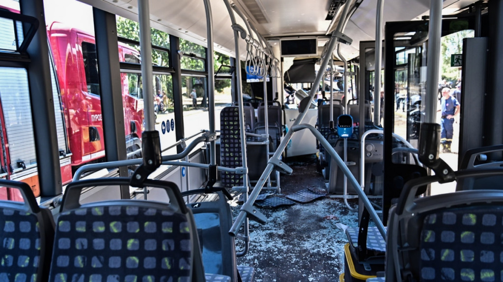 Η ανακοίνωση του ΟΑΣΑ για το σοβαρό τροχαίο στη Βούλα: “Άρχισε εσωτερική διερεύνηση, καινούρια τα λεωφορεία”
