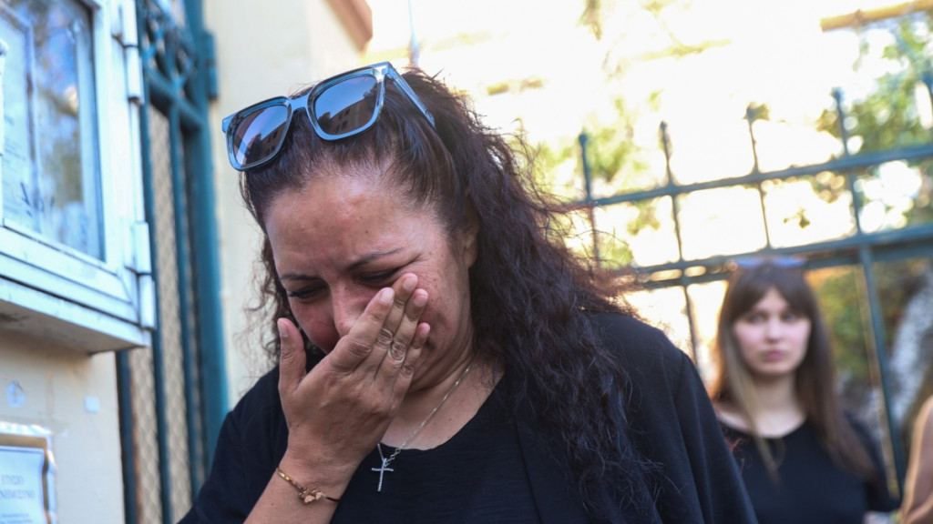 Άγριο ξέσπασμα από τη μητέρα της Γρίβα στο δικαστήριο: “Βλέπεις τη φωτογραφία από το μνήμα της; Εκεί είναι η Κυριακή τώρα”