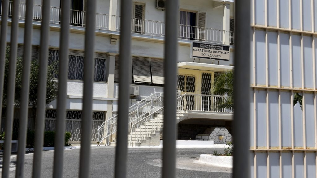 Φυλακές Κορυδαλλού: Αιφνιδιαστική έφοδος σε κελιά – Βρήκαν μαχαίρια, κάνναβη και κινητό, 11 συλλήψεις