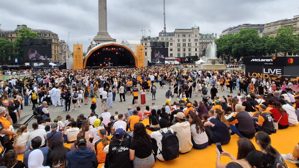 McLaren και Allwyn «έβαψαν» πορτοκαλί την Trafalgar Square (βίντεο)