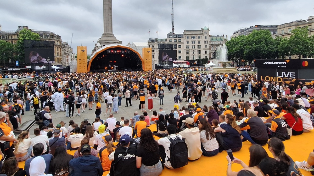 McLaren και Allwyn «έβαψαν» πορτοκαλί την Trafalgar Square (βίντεο)