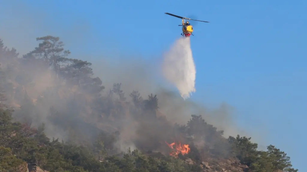 Φωτιά στην Ιεράπετρα: Συνεχείς αναζωπυρώσεις από τους δυνατούς ανέμους – Νέο μήνυμα του 112 για εκκένωση 4 περιοχών