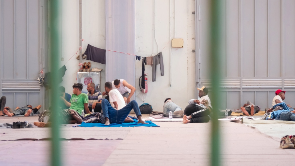 Μεταναστευτικό: Στο τραπέζι κράτηση σε κλειστά κέντρα και αναστολή αιτημάτων ασύλου μετά την “ασφυξία” στην Κρήτη και τον “τσαμπουκά” Χαφτάρ