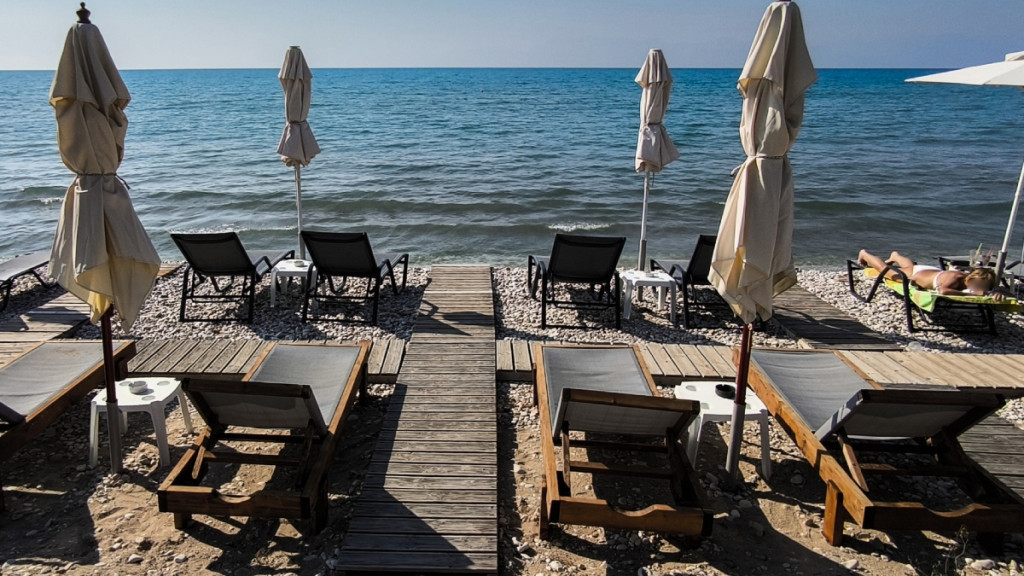 Εντείνονται οι έλεγχοι στις παραλίες, θα σηκώνονται και drones – Τσουχτερά πρόστιμα σε όσους παρανομούν
