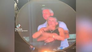 Σε διαθεσιμότητα ο CEO της Astronomer μετά το viral βίντεο από τη συναυλία των Coldplay