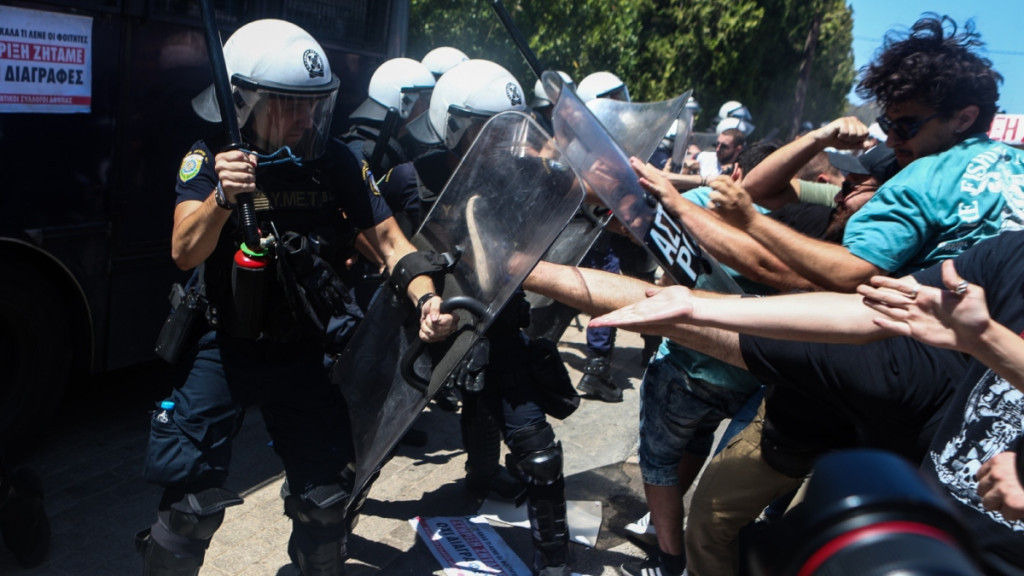 Ένταση μεταξύ φοιτητών και ΜΑΤ έξω από τη Σύνοδο των Πρυτάνεων – Έπεσαν δακρυγόνα