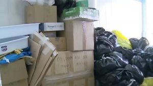 Ντροπιαστικές εικόνες μέσα από την Ιατροδικαστική Πατρών – Πειστήρια πεταμένα σε σακούλες, ξεχασμένα οστά και σοροί (βίντεο)