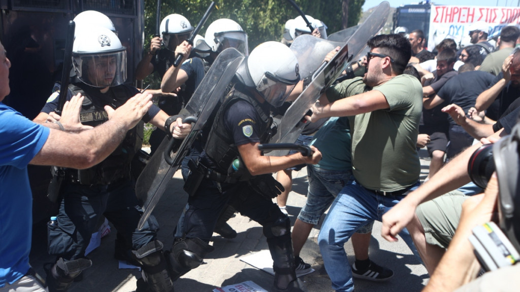 Ένταση μεταξύ φοιτητών και ΜΑΤ έξω από τη Σύνοδο των Πρυτάνεων – Έπεσαν δακρυγόνα (Εικόνες)