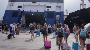 Κορυφώνεται η έξοδος των αδειούχων του Ιουλίου – Τα πλοία φεύγουν γεμάτα παρά τις τιμές “φωτιά” των εισιτηρίων (παραδείγματα)