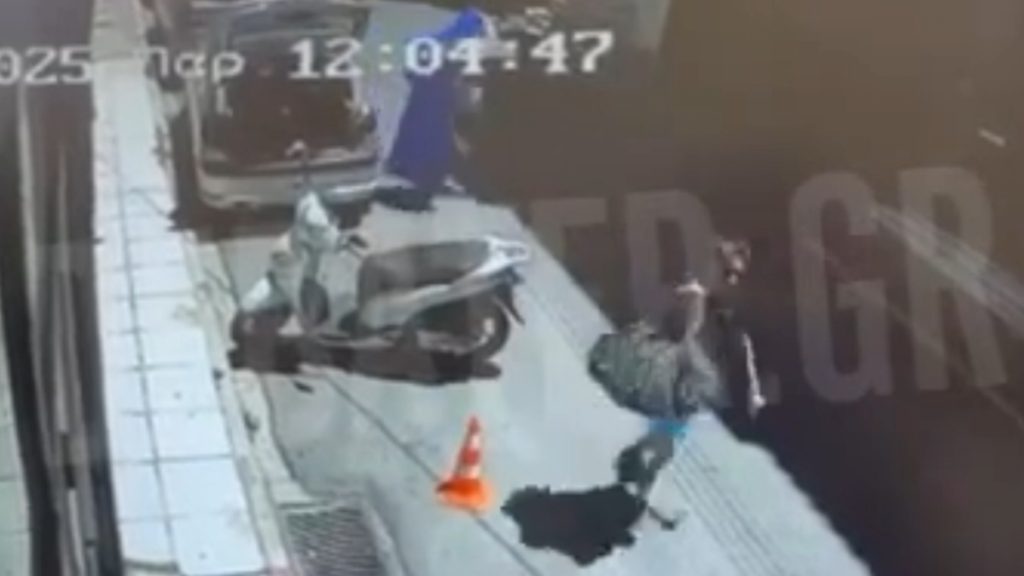 Βίντεο ντοκουμέντο λίγο πριν την εκτέλεση του Πολωνού καθηγητή – Ο δράστης βγαίνει από όχημα τυλιγμένος με μπλε κουβέρτα