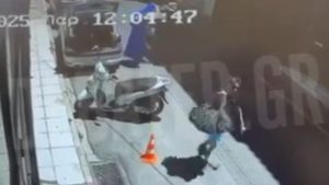 Βίντεο ντοκουμέντο λίγο πριν την εκτέλεση του Πολωνού καθηγητή – Ο δράστης βγαίνει από όχημα τυλιγμένος με μπλε κουβέρτα