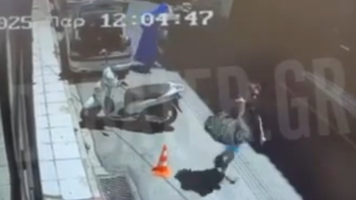 Βίντεο ντοκουμέντο λίγο πριν την εκτέλεση του Πολωνού καθηγητή – Ο δράστης βγαίνει από όχημα τυλιγμένος με μπλε κουβέρτα