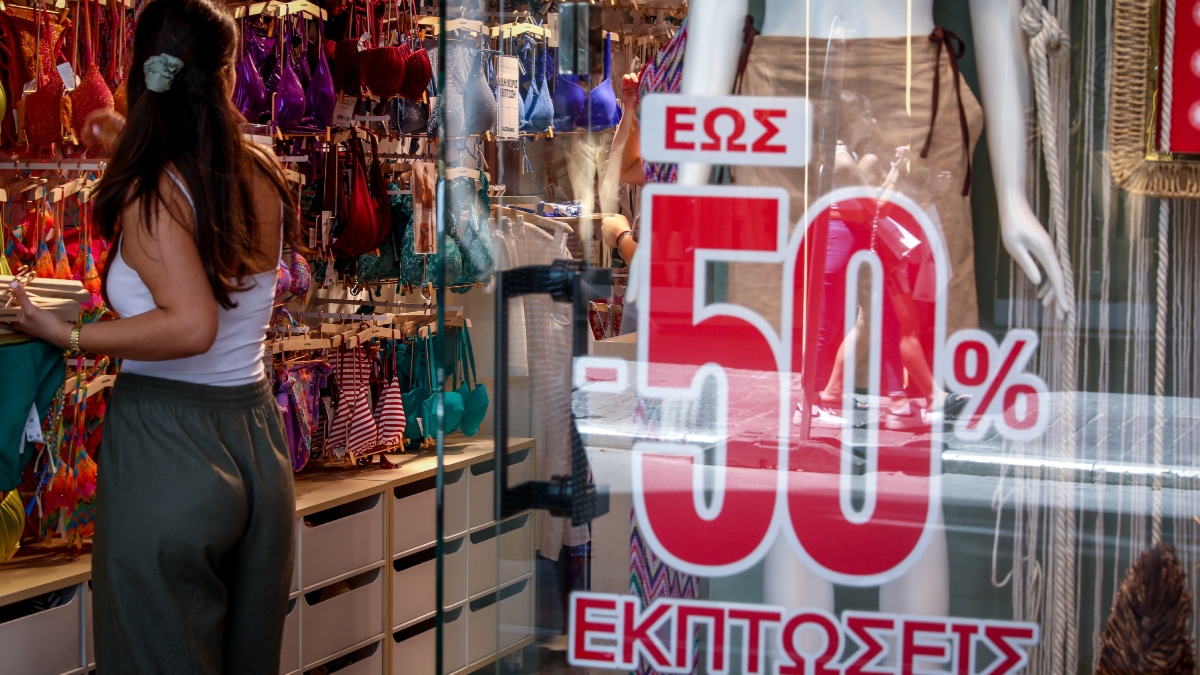 Πρεμιέρα σήμερα για τις θερινές εκπτώσεις 2025 – Τι πρέπει να προσέχουν οι καταναλωτές