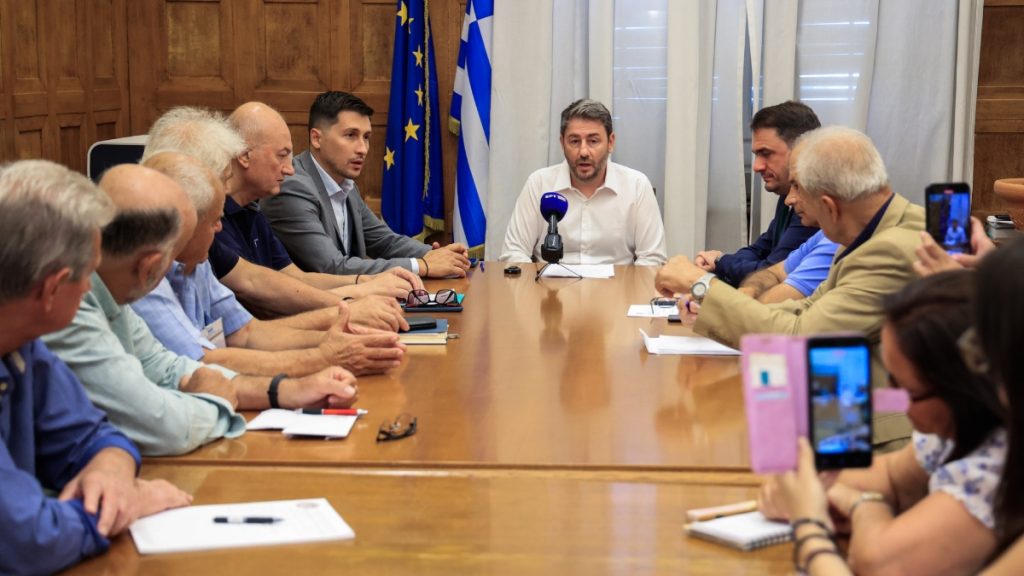 Ανδρουλάκης: “Δέσμευση του ΠΑΣΟΚ για κατάργηση της προσωπικής διαφοράς και νέο ΕΚΑΣ”