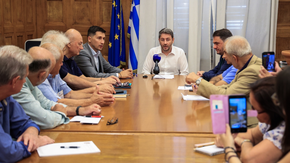 Ανδρουλάκης: “Δέσμευση του ΠΑΣΟΚ για κατάργηση της προσωπικής διαφοράς και νέο ΕΚΑΣ”