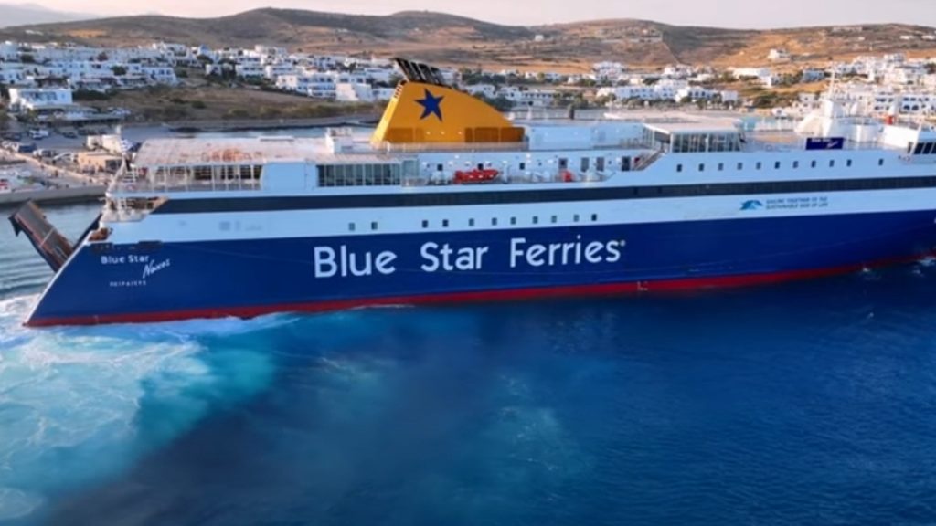 Κουφονήσια: Η θεαματική μανούβρα του Blue Star Naxos στο λιμάνι – Έδεσε σε χρόνο… dt (βίντεο)