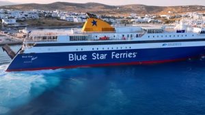 Κουφονήσια: Η θεαματική μανούβρα του Blue Star Naxos στο λιμάνι – Έδεσε σε χρόνο… dt (βίντεο)