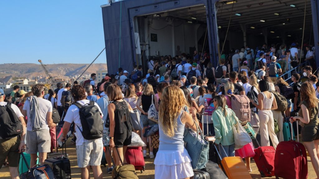 Όπου φύγει φύγει οι αδειούχοι – Με πληρότητα 100% αναχωρούν τα πλοία παρά τις “τσουχτερές” τιμές των εισιτηρίων