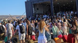Όπου φύγει φύγει οι αδειούχοι – Με πληρότητα 100% αναχωρούν τα πλοία παρά τις “τσουχτερές” τιμές των εισιτηρίων