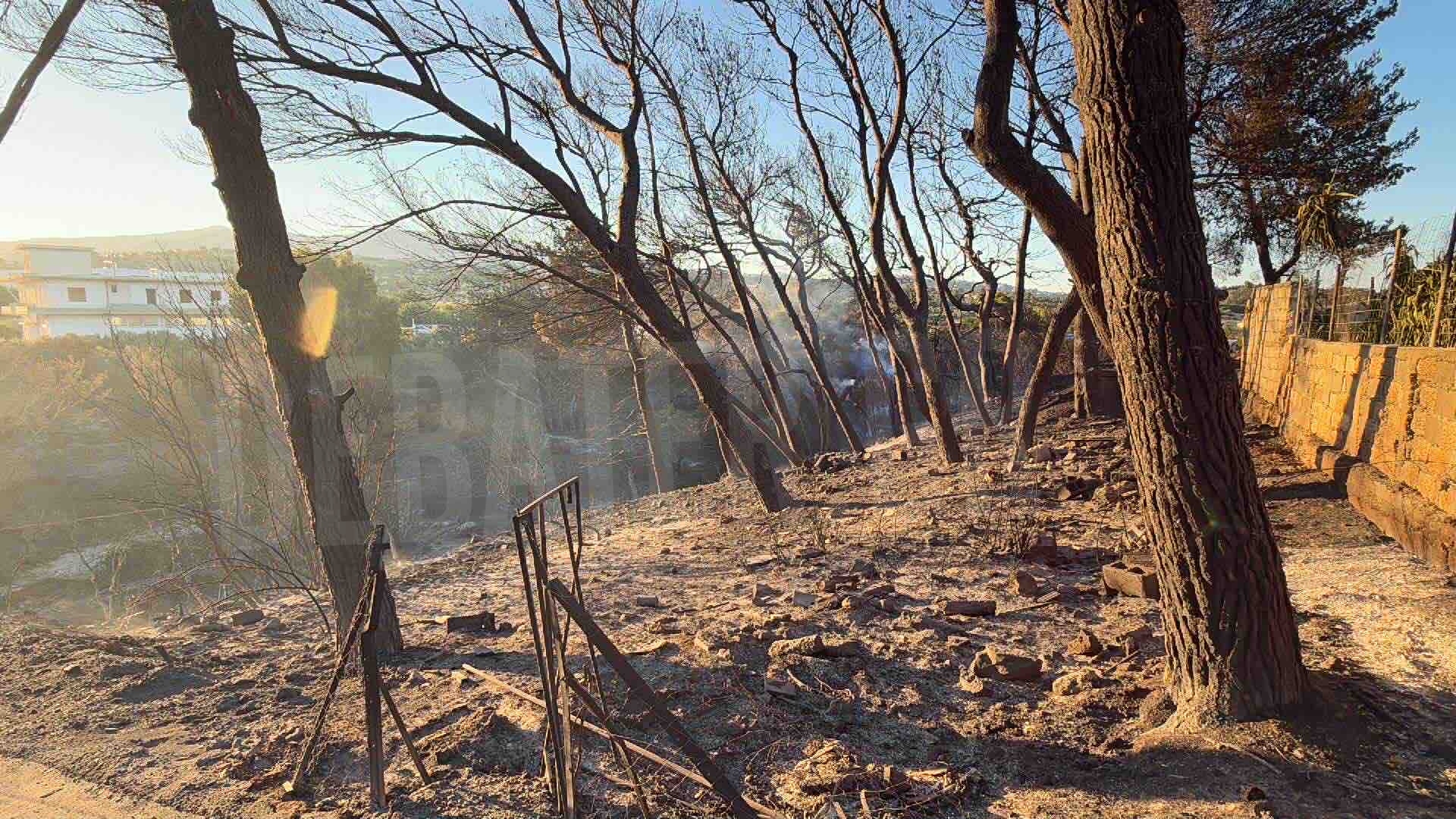 Σε ύφεση η φωτιά σε Ραφήνα, Πικέρμι, Σπάτα – Μετρούν τις πληγές τους οι κάτοικοι, τουλάχιστον 7 σπίτια έγιναν στάχτη (Εικόνες)