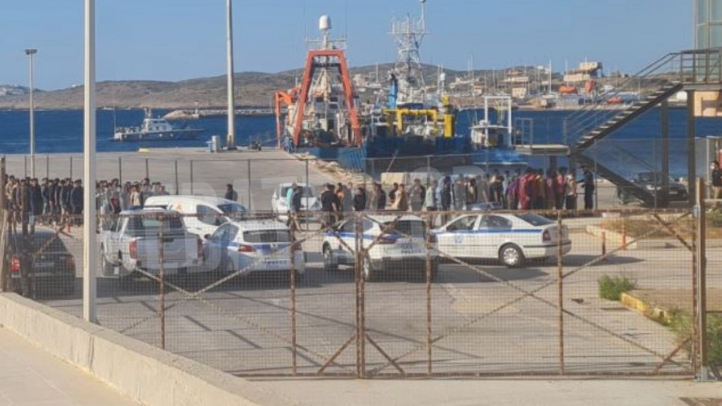 Στο Λαύριο το πλοίο με τους 520 μετανάστες που διασώθηκαν στη Γαύδο – Θα μεταφερθούν στη δομή της Μαλακάσας