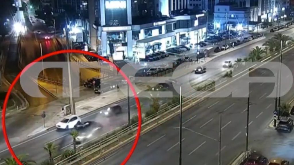 Καραμπόλα τριών αυτοκινήτων στη λεωφόρο Συγγρού – Δείτε τη στιγμή της σφοδρής σύγκρουσης (βίντεο)